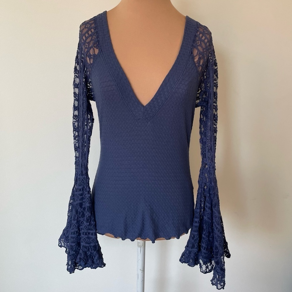 Free People Intimately Blue Waffle Knit Super Bell Sleeve V-Neck Top EUC Size S